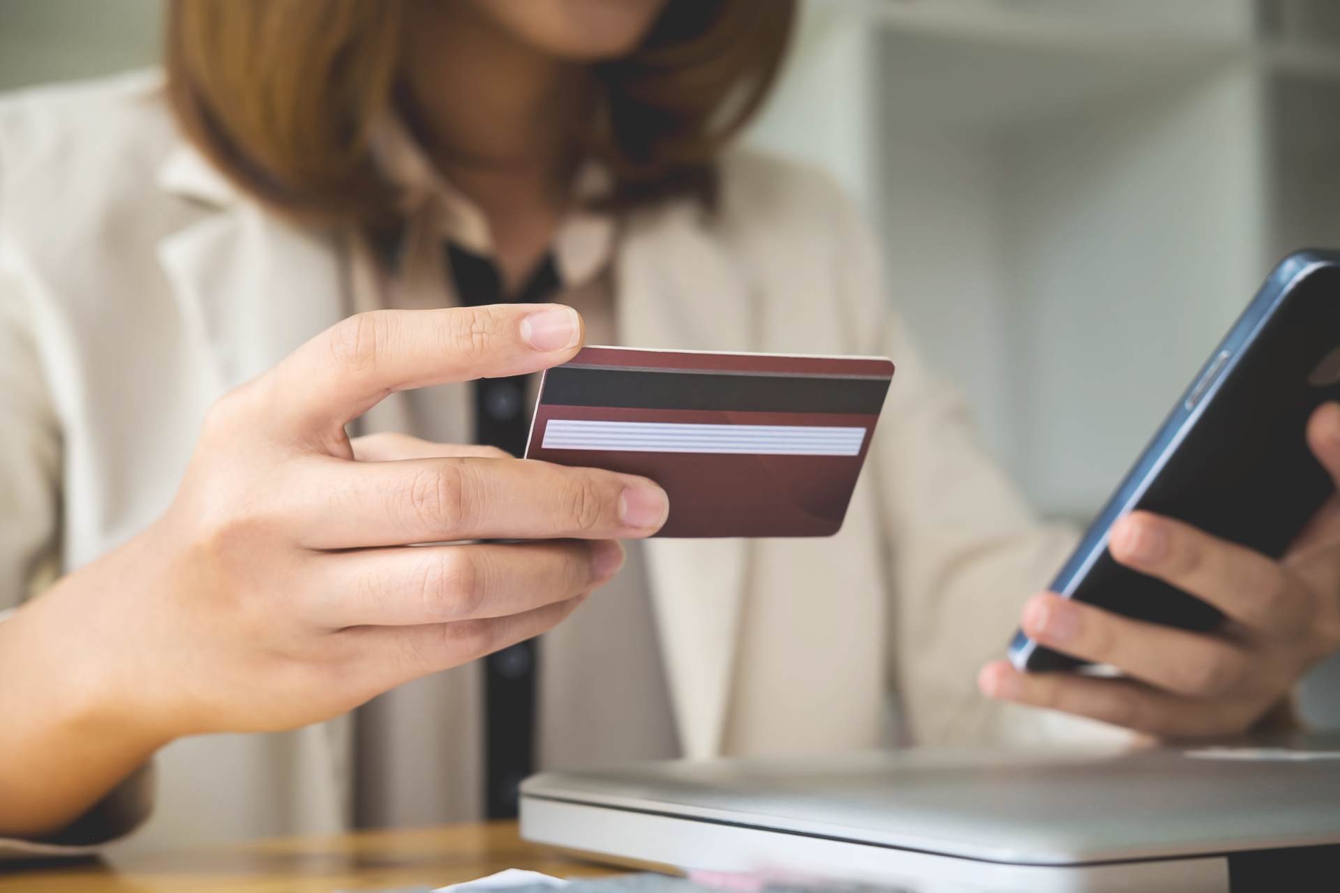 Apie 180 tūkst. sunkiau besiverčiančių žmonių birželio mėnesį sulauks piniginės paramos į socialines